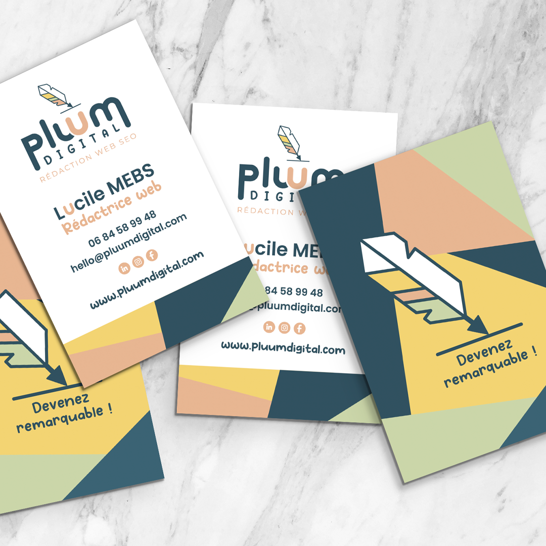 Cartes de visite verticales Pluum Digital avec logo et composition géométrique aux couleurs pastel.