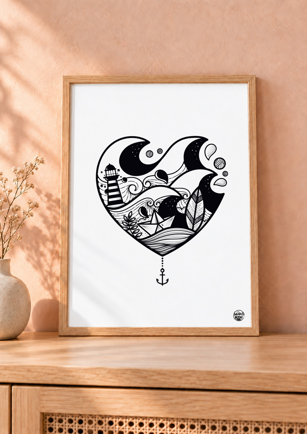 Affiche Cœur marin breton MAD BZH avec phare, vagues, bateau en papier et ancre, présentée dans un cadre en bois