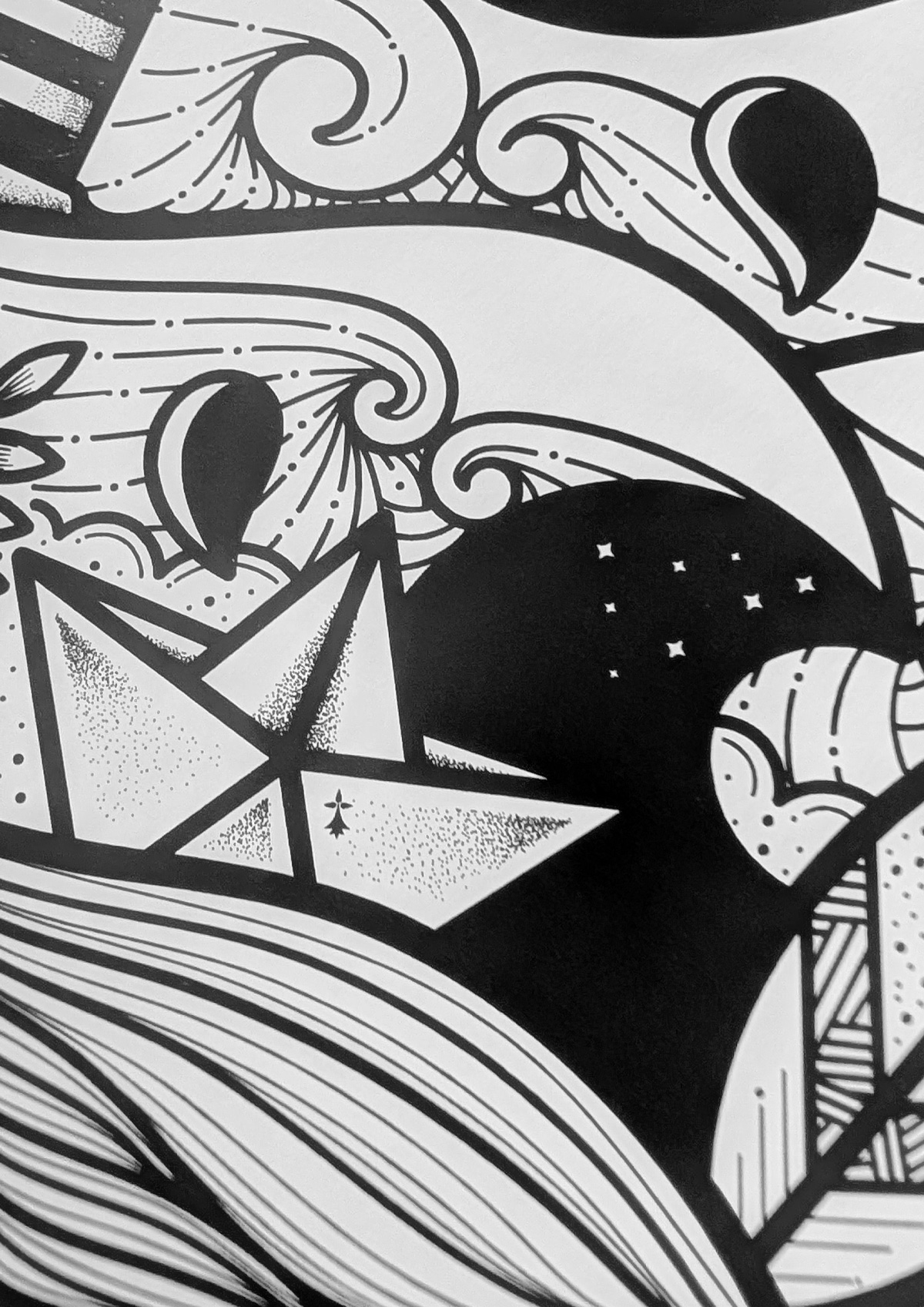 Zoom sur l’affiche bretonne Cœur marin avec bateau en papier et vagues en noir et blanc